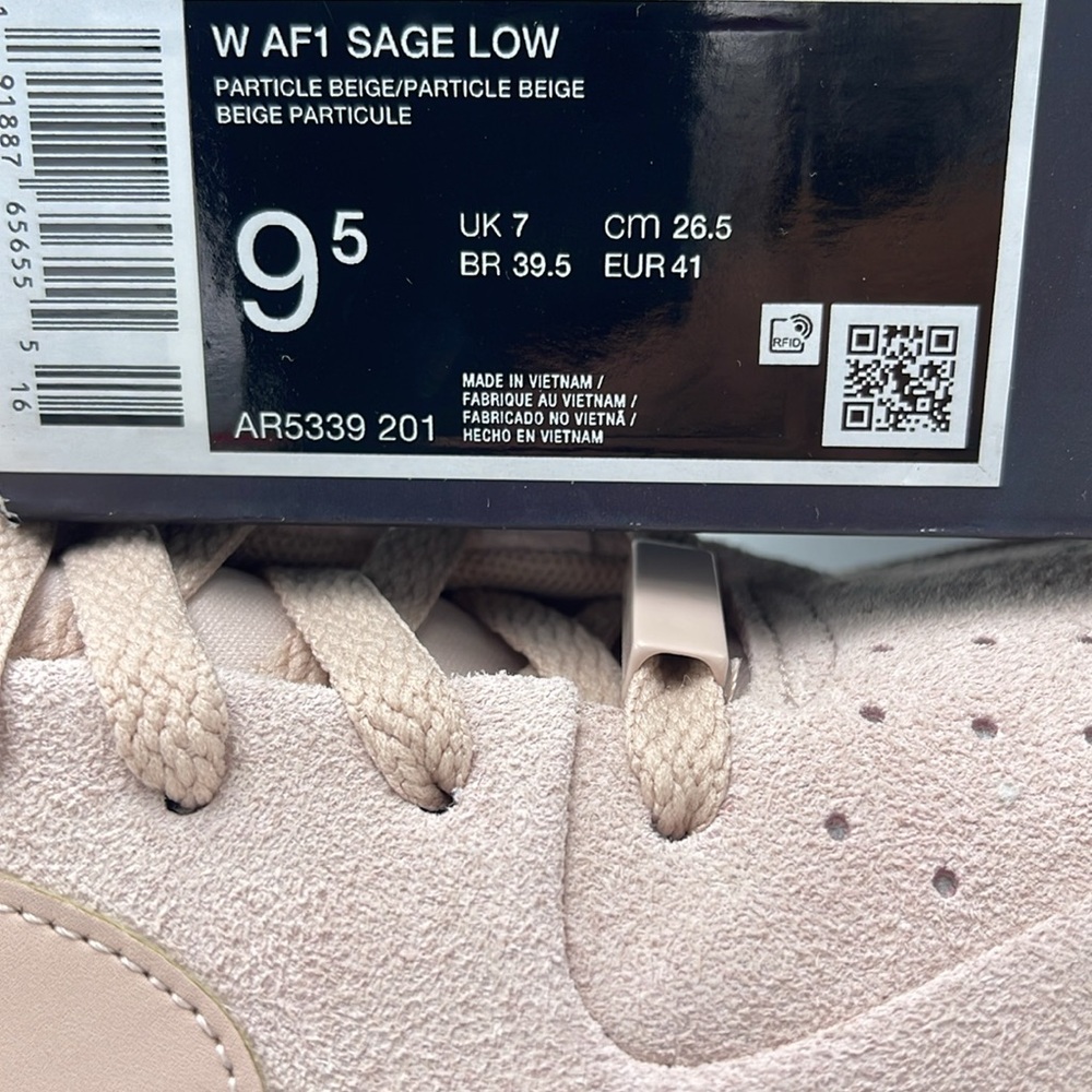 Nike WMNS Air Force 1 Sage Low
Platform Sneakers
Particle Beige/Phant
AR5339-201 - Picture 15 of 16
